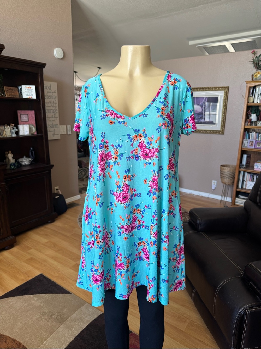 Meritt blue floral V/neck short sleeve tunic w/pockets-size L